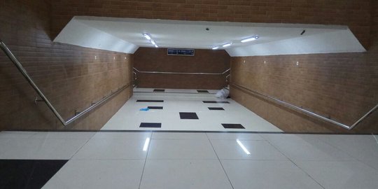 Penumpang KRL keluhkan tangga underpass Stasiun Tebet