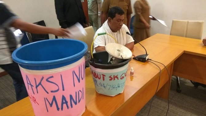 warga mandi di kantor gubernur sumut