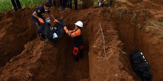 Pemakaman massal ratusan korban perang Marawi