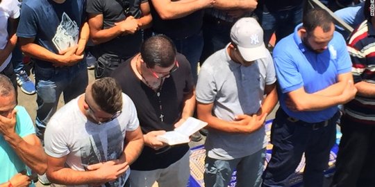 Pria Kristen doa bersama warga Palestina sedang salat di Yerusalem