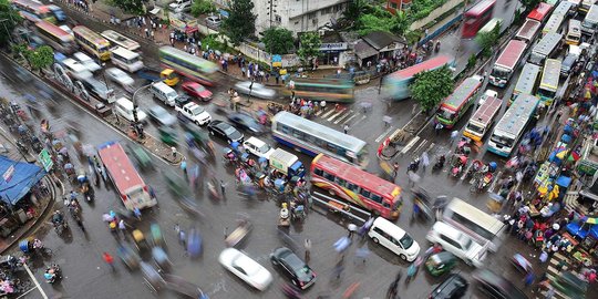 Semrawutnya jalanan di Dhaka dikepung kemacetan