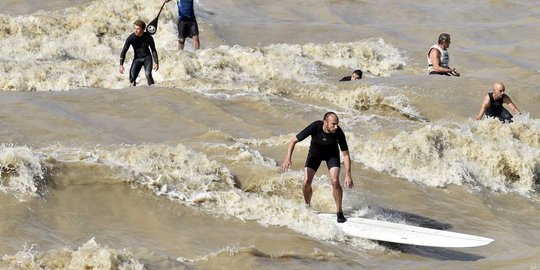 Ajaib, bermain selancar di Sungai Dordogne