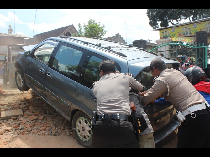 mobil tabrak candi kidal