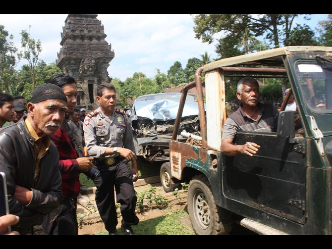 mobil tabrak candi kidal