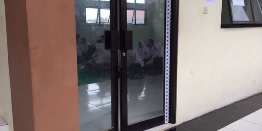 SMA negeri di Bekasi tak ada meja & kursi, siswa belajar lesehan