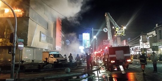  Toko  pakaian  di  Kosambi Bandung  ludes terbakar merdeka com