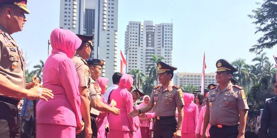 Tiba di Polda Metro, Irjen Idham Azis disambut 'semua karena cinta'