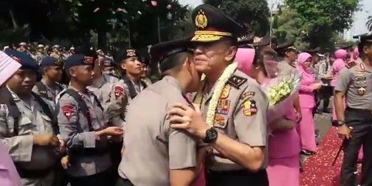 Suasana haru di Polda Metro Jaya melepas Irjen Iriawan