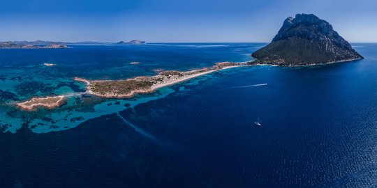 Indahnya pulau Tavolara, kerajaan paling mini di dunia