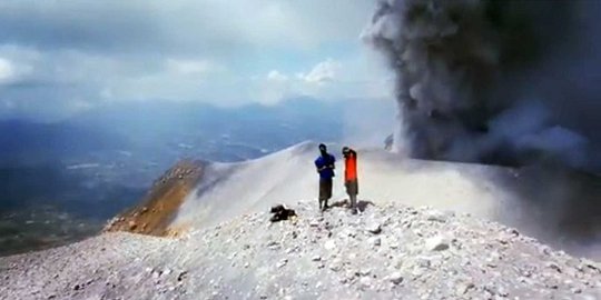 BPBD Karo kecolongan, turis naik ke puncak Sinabung saat erupsi