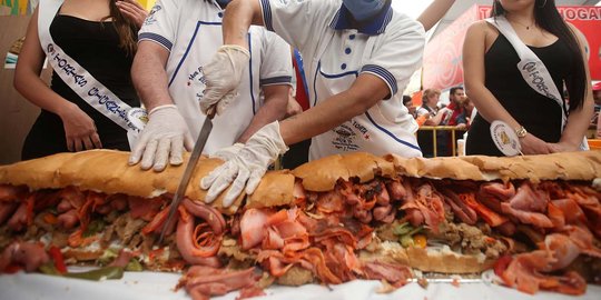 Warga Meksiko pecahkan rekor buat sandwich raksasa, panjang 67 meter