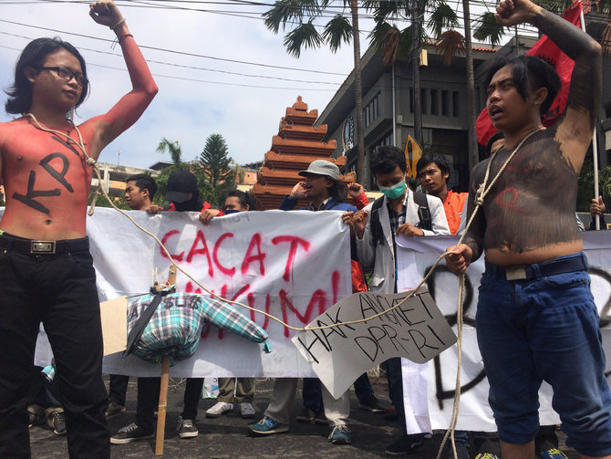 demo tolak hak angket kpk di dprd jawa timur