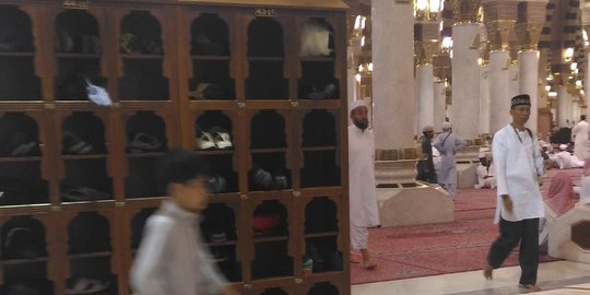 Jangan tinggalkan sandal sembarangan saat salat di Masjid 