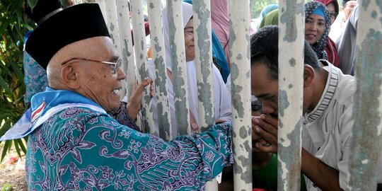 Tangis haru pecah saat keluarga antar calon jemaah haji masuk asrama