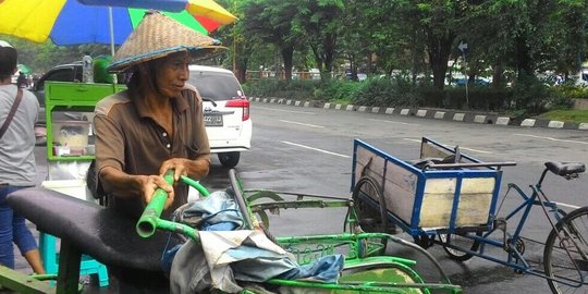 Proses kakek Maksum kumpulkan uang untuk naik haji bikin haru