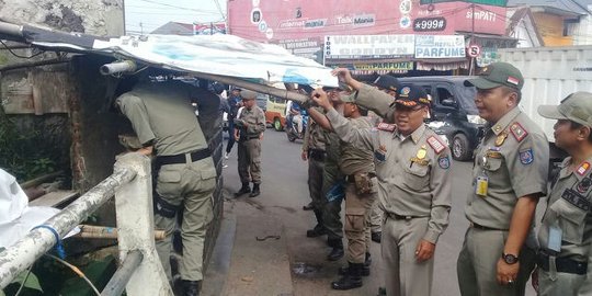 16 Bangunan liar di jalan protokol Depok dibongkar