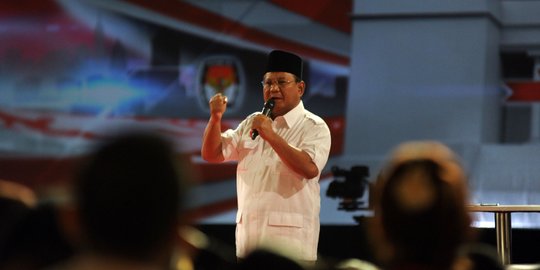 Berbatik cokelat, Prabowo tiba di kediaman SBY