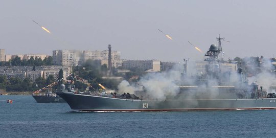 Aksi kapal perang Rusia tembakkan rudal di perairan Krimea