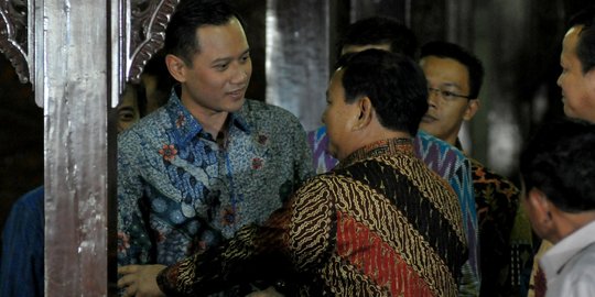 Prabowo dan AHY duduk berdekatan  merdeka.com