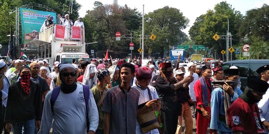 Sambil lantunkan salawat, massa alumni 212 mulai long march ke MK