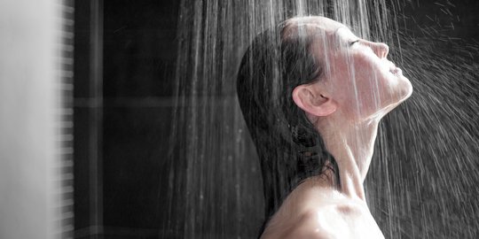 5 Kebiasaan tidak sehat yang biasa kamu lakukan saat mandi