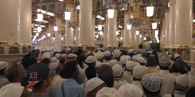 Ratusan jemaah antre ingin berdoa dan salat di Taman Surga