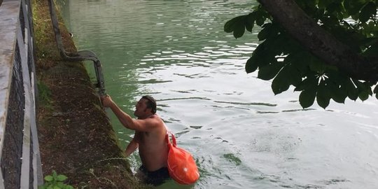 Malas kena macet, pria ini tiap hari berenang ke kantor