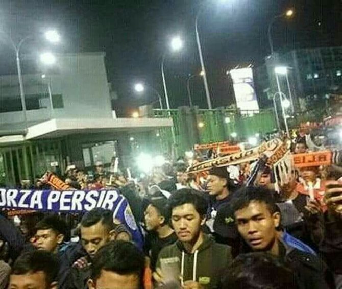 aksi 1000 lilin bobotoh dan jakmania di bekasi