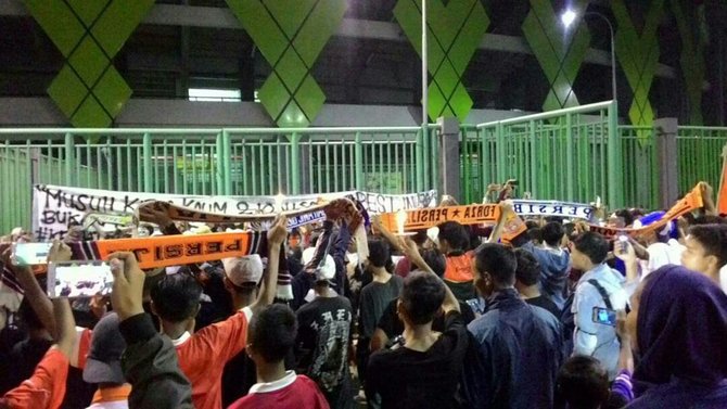 aksi 1000 lilin bobotoh dan jakmania di bekasi