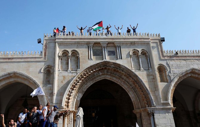 warga palestina rayakan pembongkaran perangkat keamanan di masjid al aqsa