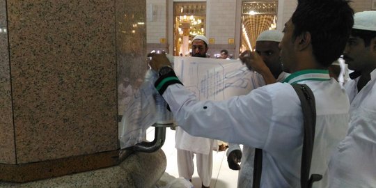 Plastik pembungkus sandal banyak disediakan di Masjid Nabawi