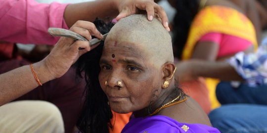 Kisah perempuan botak di balik cantiknya rambut palsu India