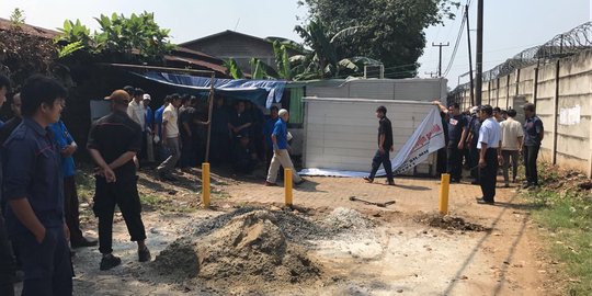 Ratusan buruh bongkar palang di tengah jalan menuju pabrik