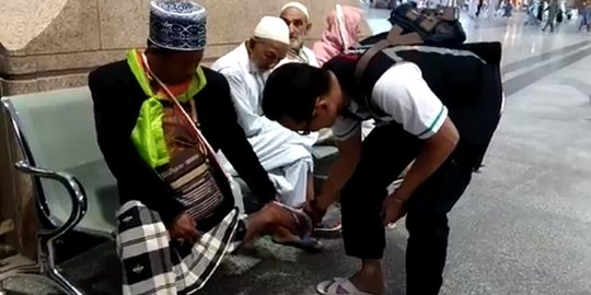 Petugas siapkan sandal untuk jemaah antisipasi kaki melepuh