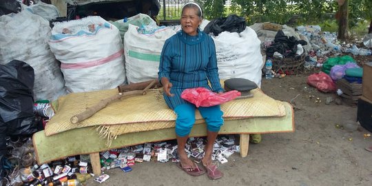 Derita Anik wanita paruh baya tinggal di tempat pembuangan sampah