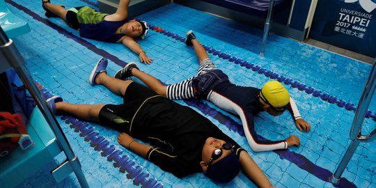 Serunya berenang dan main bola di dalam MRT Taiwan