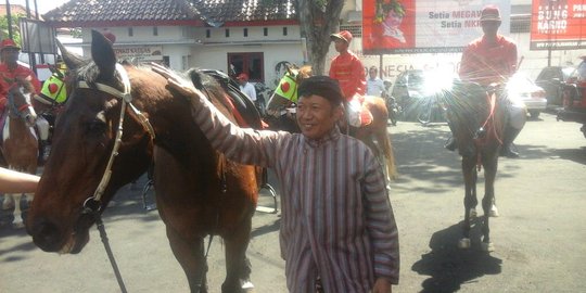 Naik kuda, kader PDIP ini kembalikan formulir bakal Cawagub Jateng