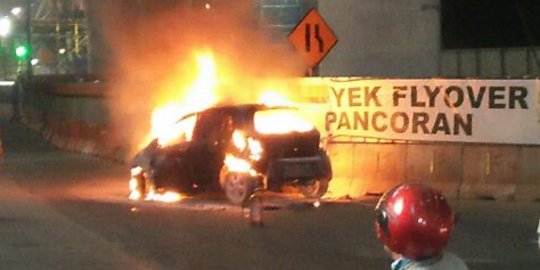Mobil terbakar di Pancoran, satu mobil pemadam dikerahkan