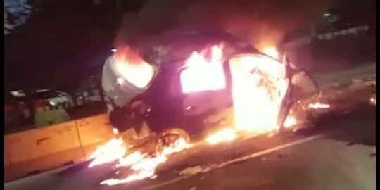 Minibus terbakar di Thamrin, dua pemadam kebakaran dikerahkan