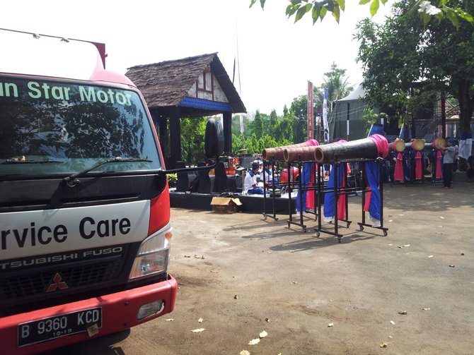 duet mitsubishi fuso iwan fals angkat budaya baduy