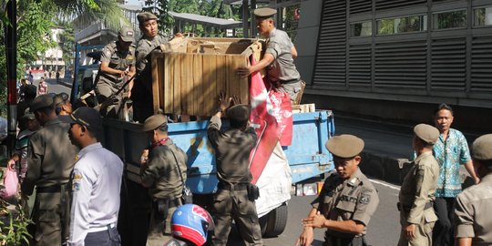 Bulan Tertib Trotoar, Satpol PP bongkar lapak PKL di Jatinegara