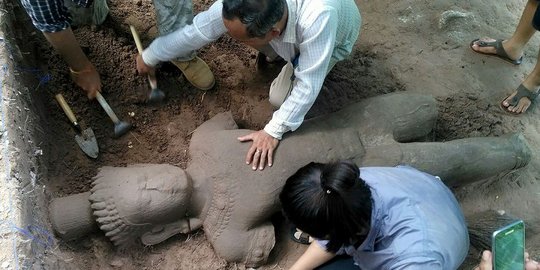 Patung penjaga rumah sakit di kota kuno Angkor ditemukan