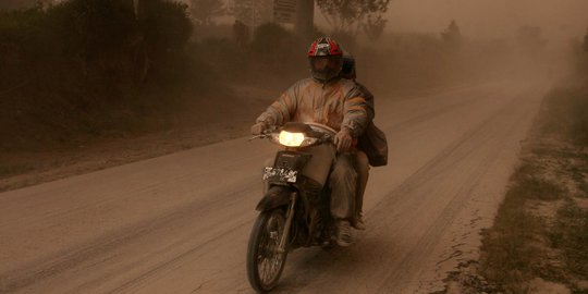 Sinabung kembali erupsi, warga Karo terkepung abu vulkanik