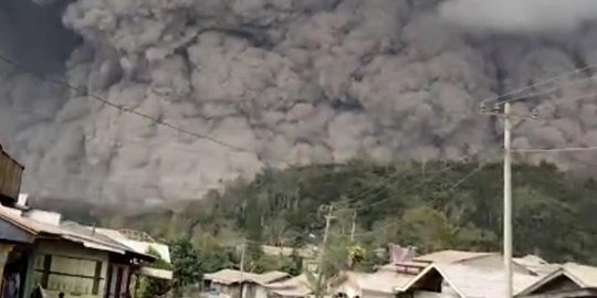 Luncuran awan panas guguran Sinabung hingga 4,5 Km, sekolah libur