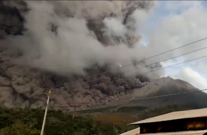 gunung sinabung erupsi