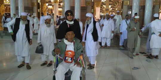 Kisah Evi bolak-balik antar ayahnya pakai kursi roda ke Nabawi