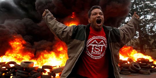 Presidennya korupsi, massa Tuna Wisma Brasil murka bakar ratusan ban
