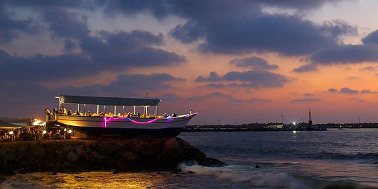 Uniknya restoran perahu di pesisir Jalur Gaza
