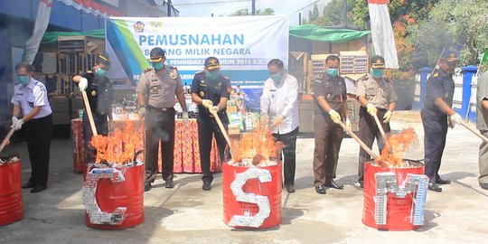 Rokok ilegal tanpa cukai senilai Rp 2,25 miliar dibakar di Samarinda