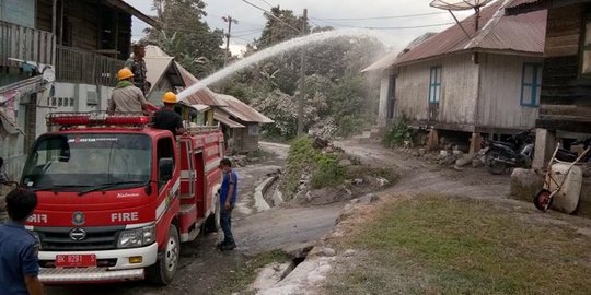 Pascaerupsi hebat Gunung Sinabung, BPBD bersihkan debu vulkanik